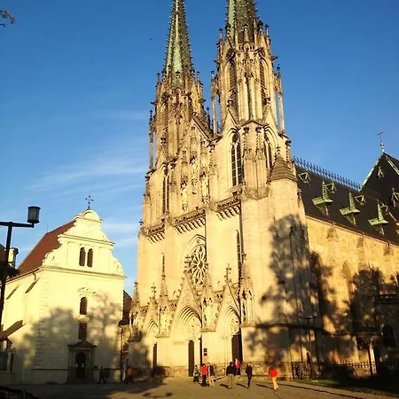 弗洛拉公寓式酒店 奥洛穆茨